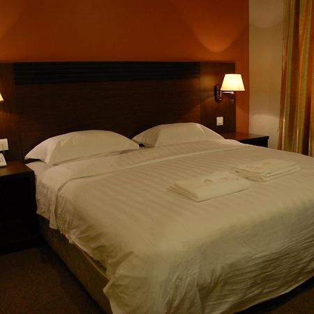 Queen Hotel Keningau Exterior photo